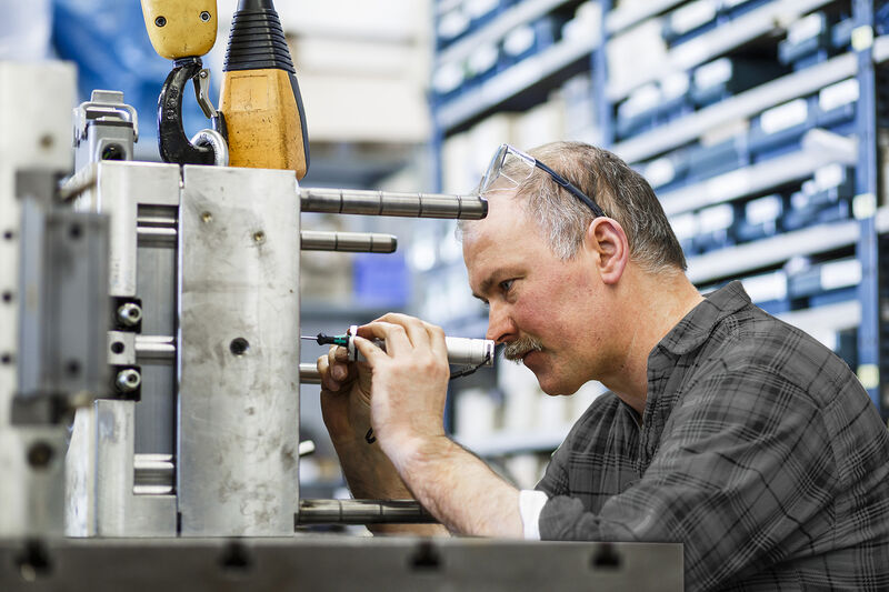 Die Abstimmung von Spritzgusswerkzeugen erfordert viel Fingerspitzengefühl und handwerkliches Geschick.